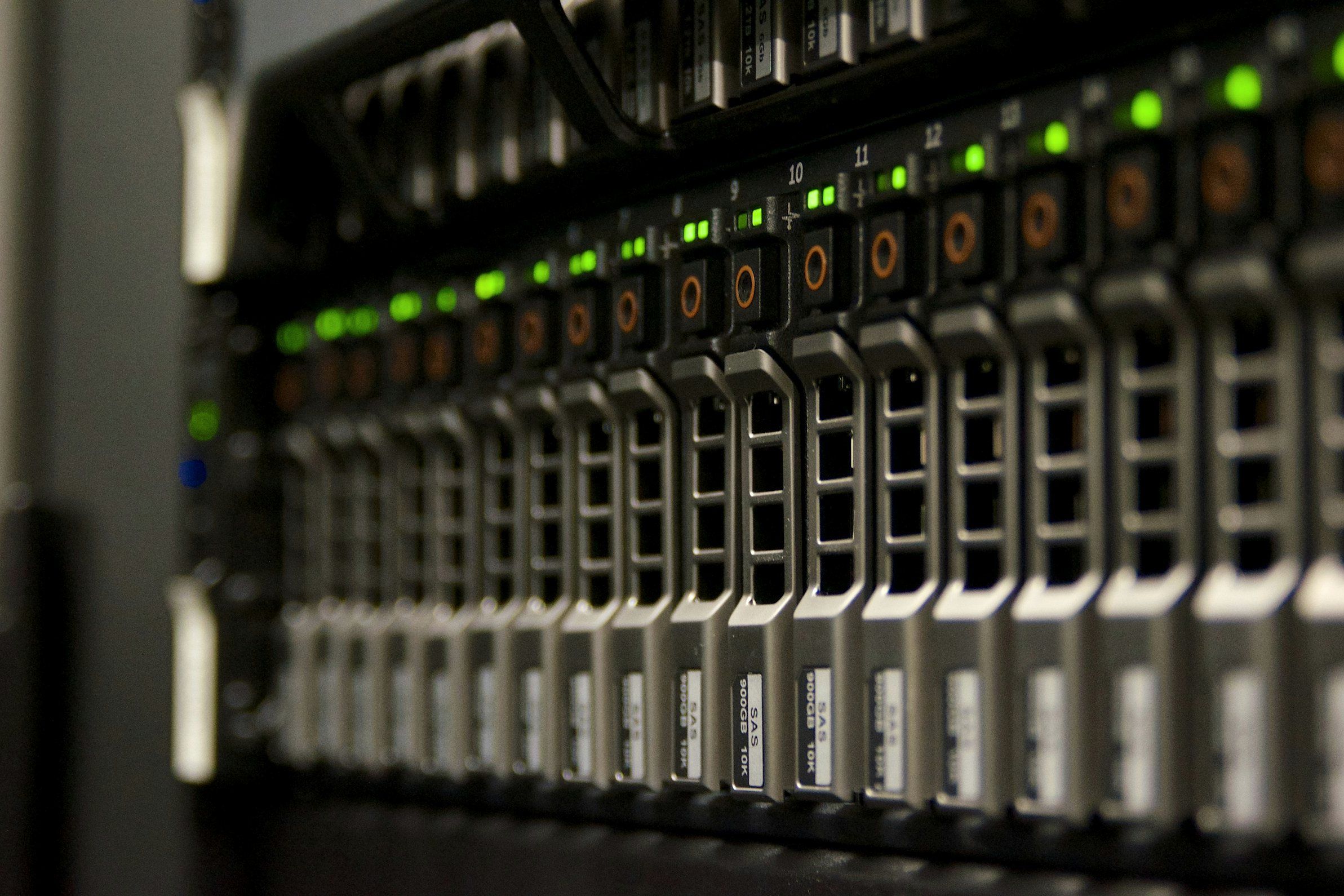Server-Einschübe mit Statusleuchten in einem Rack